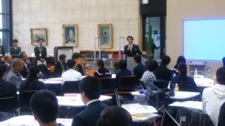 熟議で挨拶をする岡田市長