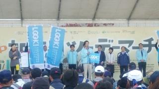 出発式で挨拶をする岡田市長