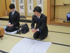 振り駒をする岡田市長