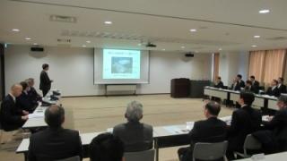 会議に出席する岡田市長