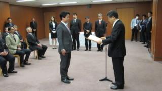 賞状を授与される岡田市長