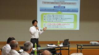 説明する岡田市長