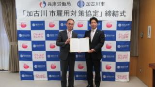 記念撮影する岡田市長