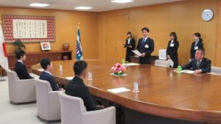 挨拶する岡田市長