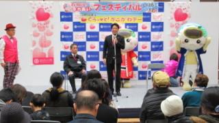 挨拶する岡田市長