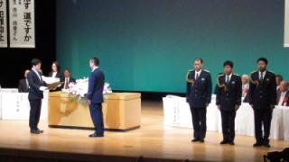 表彰する岡田市長