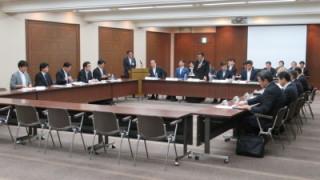 会議に出席する岡田市長