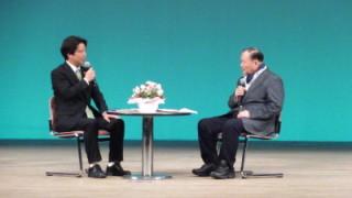 対談する岡田市長