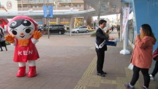 街頭啓発を行う岡田市長
