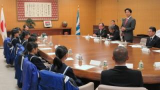 激励する岡田市長