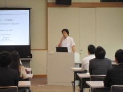 職員研修で講話する岡田市長