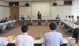 実行委員会で挨拶する岡田市長