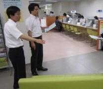 職員から説明を受ける岡田市長