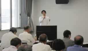 総会で挨拶をする岡田市長