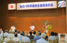 総会で挨拶する岡田市長