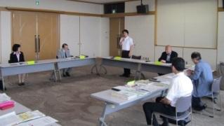 総合教育会議で挨拶する岡田市長