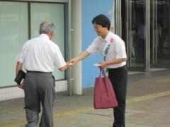 街頭啓発をする岡田市長