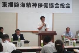 総会で挨拶する岡田市長