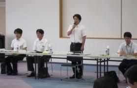防災会議で挨拶をする岡田市長