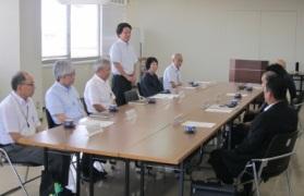伝達式で挨拶する岡田市長