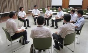 職員研修の座談会の様子