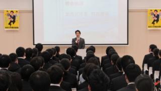 挨拶する岡田市長