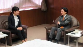 激励する岡田市長