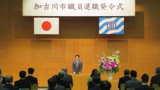 祝辞を述べる岡田市長