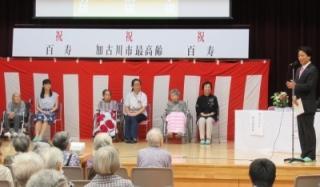 表敬訪問をする岡田市長