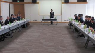 挨拶する岡田市長