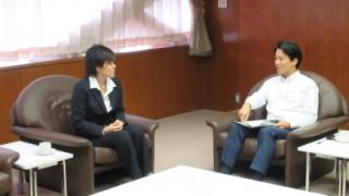 安倍さんの報告を聞く岡田市長