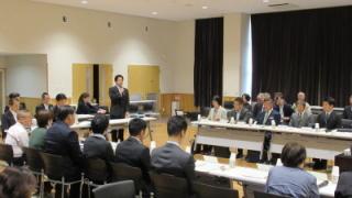 挨拶する岡田市長