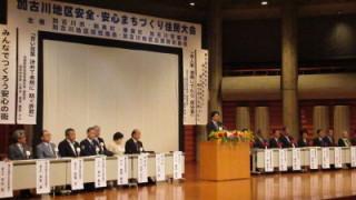 住民大会で挨拶する岡田市長