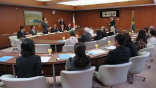 訪問団を前にあいさつをする岡田市長