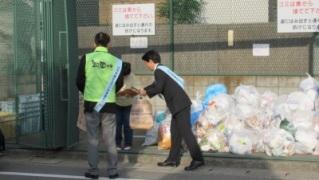 集積場でごみ減量を呼び掛ける岡田市長
