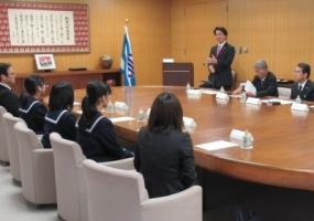 平岡中学校管楽部を激励する岡田市長
