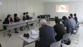 記者と動画を見る岡田市長
