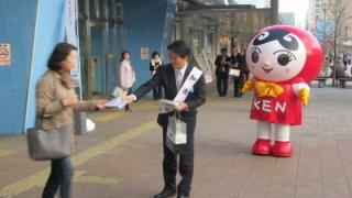 街頭で啓発をする岡田市長