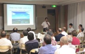 懇談会で説明する岡田市長