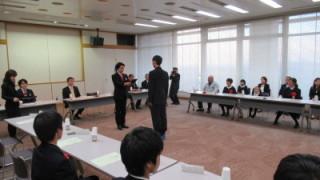さわやか賞を手渡す岡田市長
