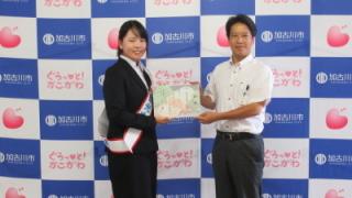 佐々木選手と記念撮影する岡田市長