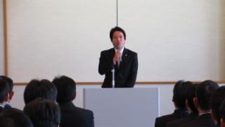 始業式で訓示を述べる岡田市長