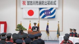 出初め式で挨拶をする岡田市長