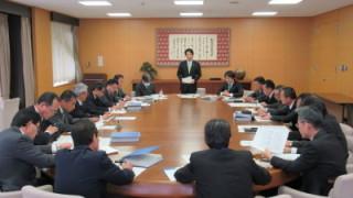 まち・ひと・しごと創生総合戦略会議で協議する岡田市長