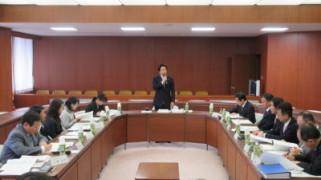 本部会議で挨拶をする岡田市長