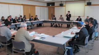 記者会見で挨拶をする岡田市長