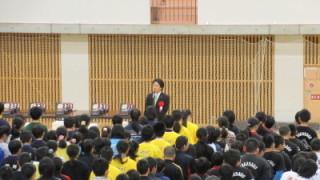 開会式で挨拶をする岡田市長
