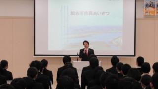 採用ガイダンスで挨拶をする岡田市長