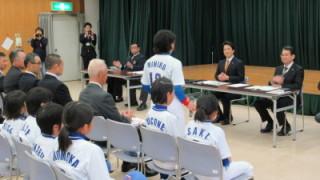選手から決意表明を聞く岡田市長