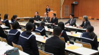 出場する生徒と話をする岡田市長